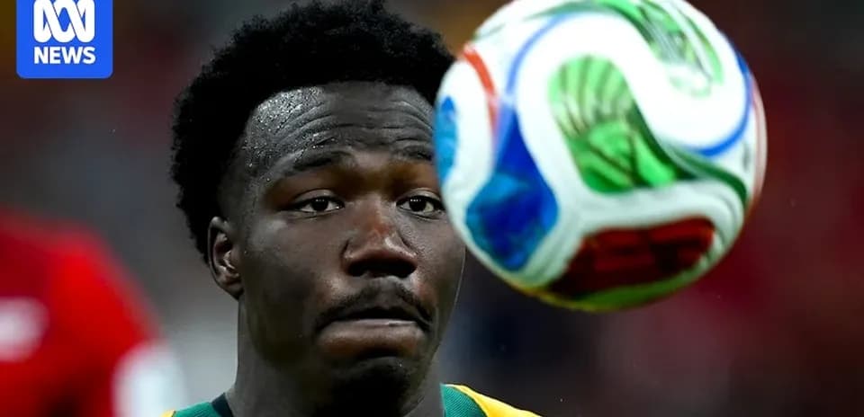 Jugador mirando un balón de fútbol en el aire