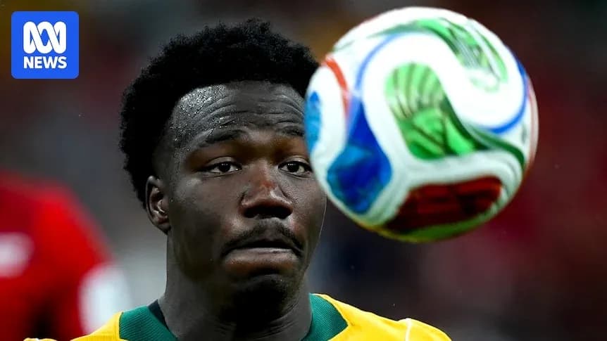 Jugador mirando un balón de fútbol en el aire