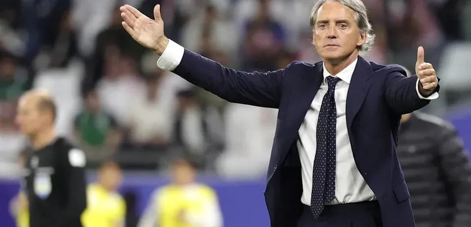 Entrenador gesticulando durante el partido en el banquillo
