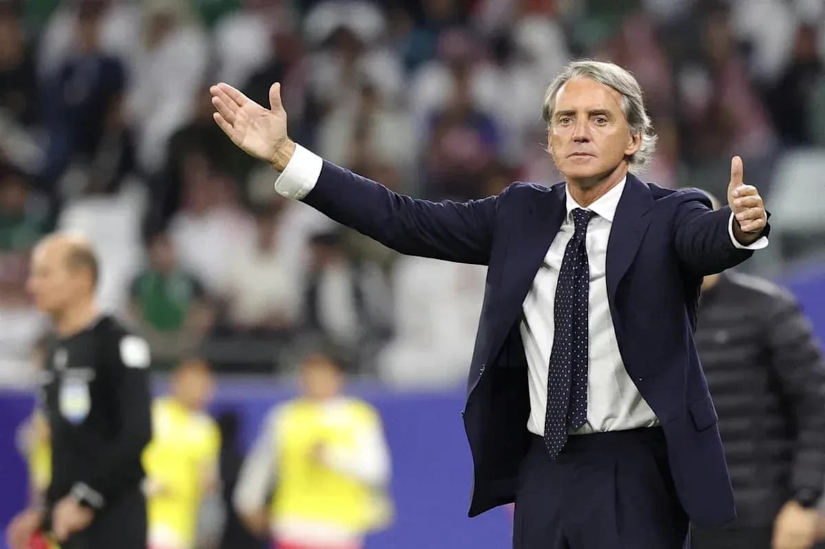 Entrenador gesticulando durante el partido en el banquillo