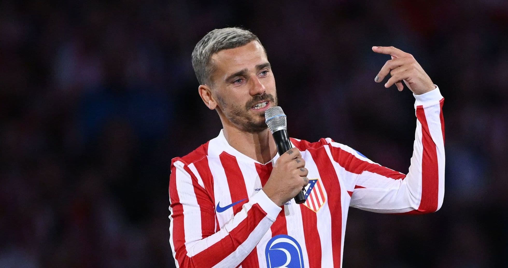 Jugador hablando con micrófono en el escenario