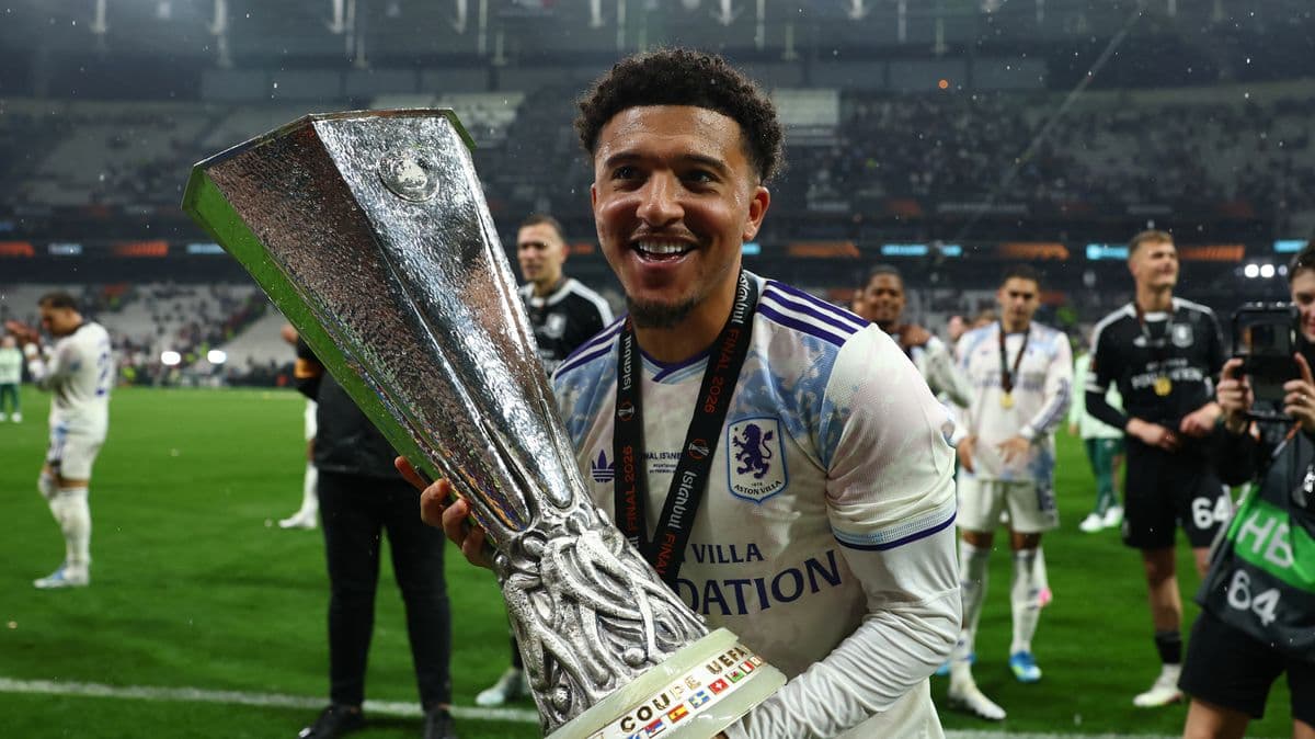 Jugador sosteniendo trofeo de la UEFA en celebración