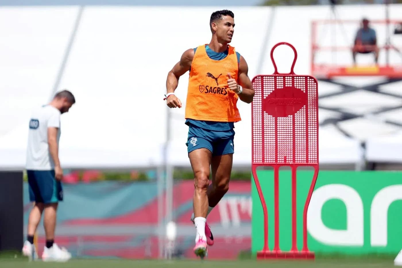 Cristiano Ronaldo entrenando antes del partido