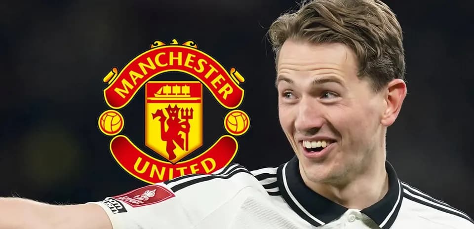 Jugador de Manchester United sonriendo con logo de club
