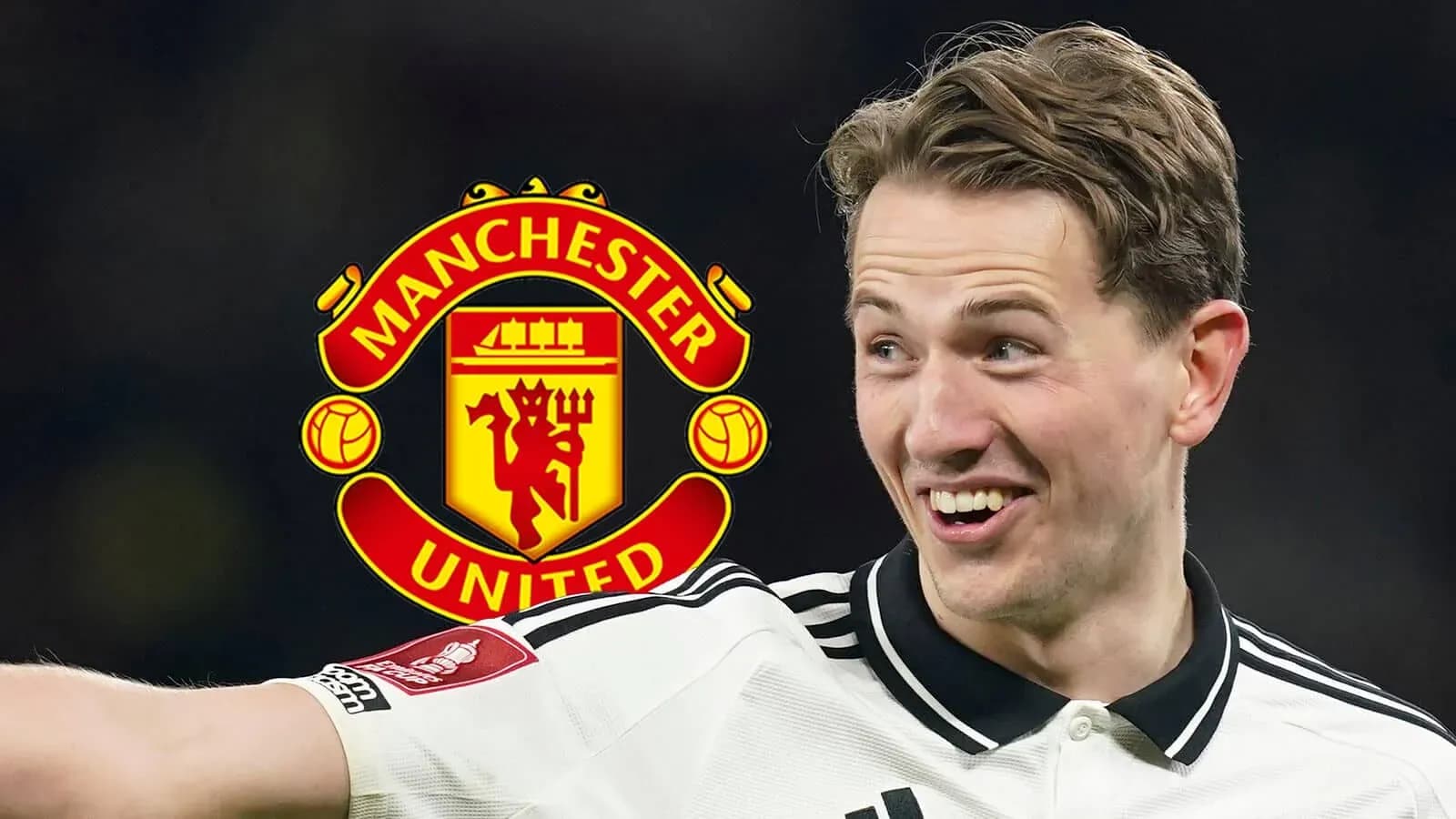 Jugador de Manchester United sonriendo con logo de club