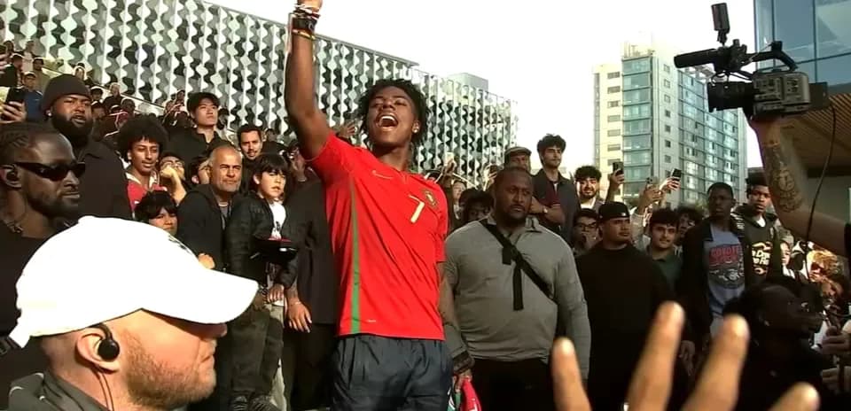 Jugador de Portugal animando a la multitud durante evento