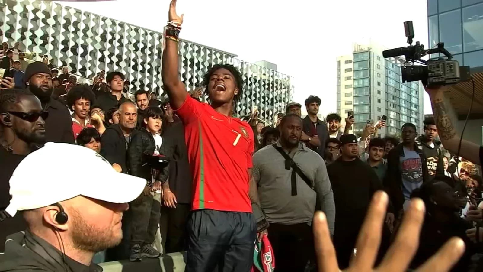 Jugador de Portugal animando a la multitud durante evento