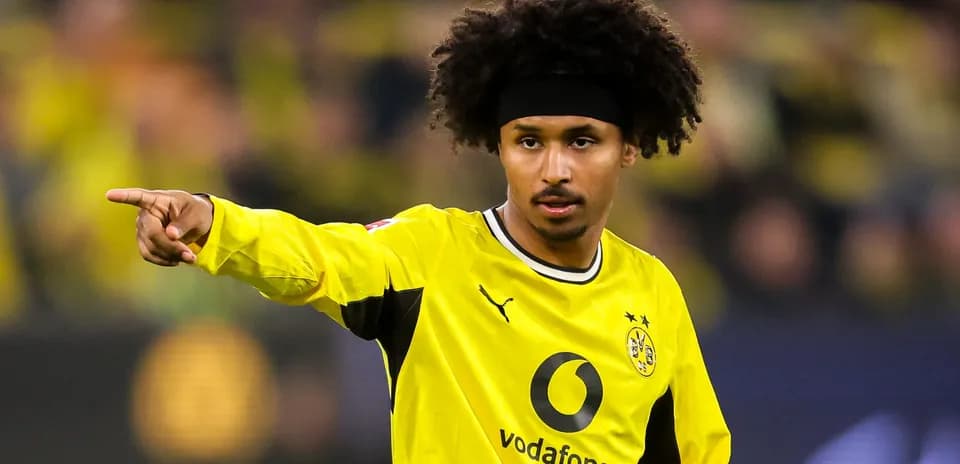 Jugador de Borussia Dortmund señalando en el campo