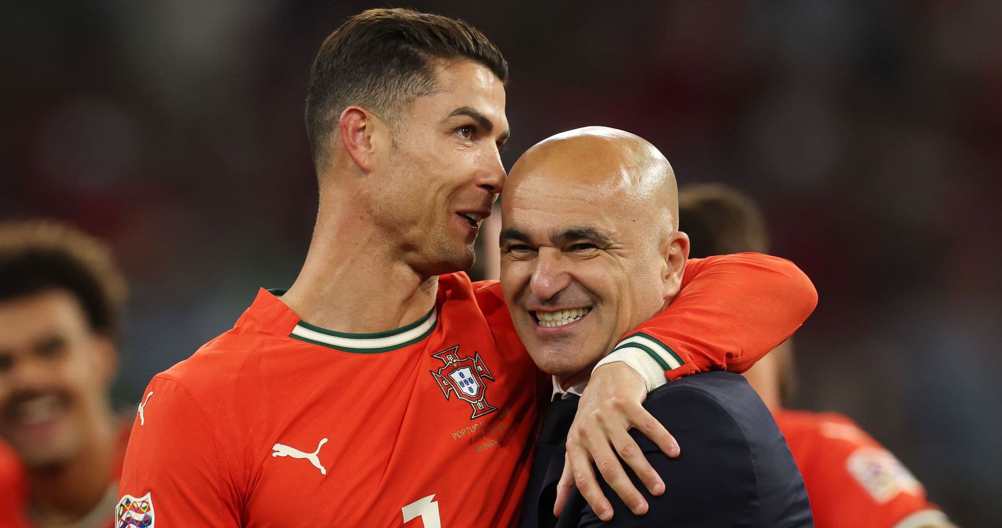 Cristiano Ronaldo abrazando a Roberto Martínez tras partido