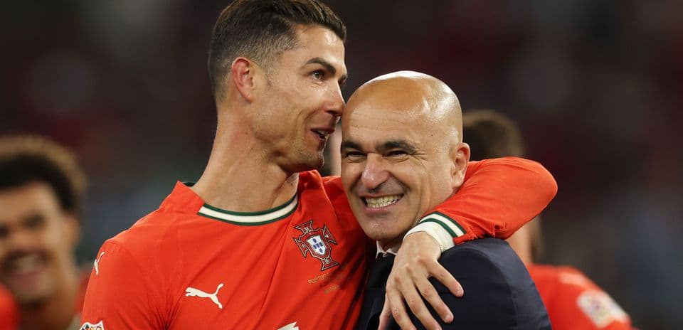 Cristiano Ronaldo abrazando a Roberto Martínez tras partido