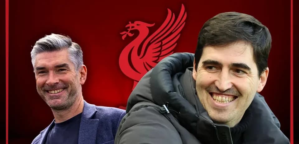 Entrenadores sonriendo con logo de Liverpool de fondo