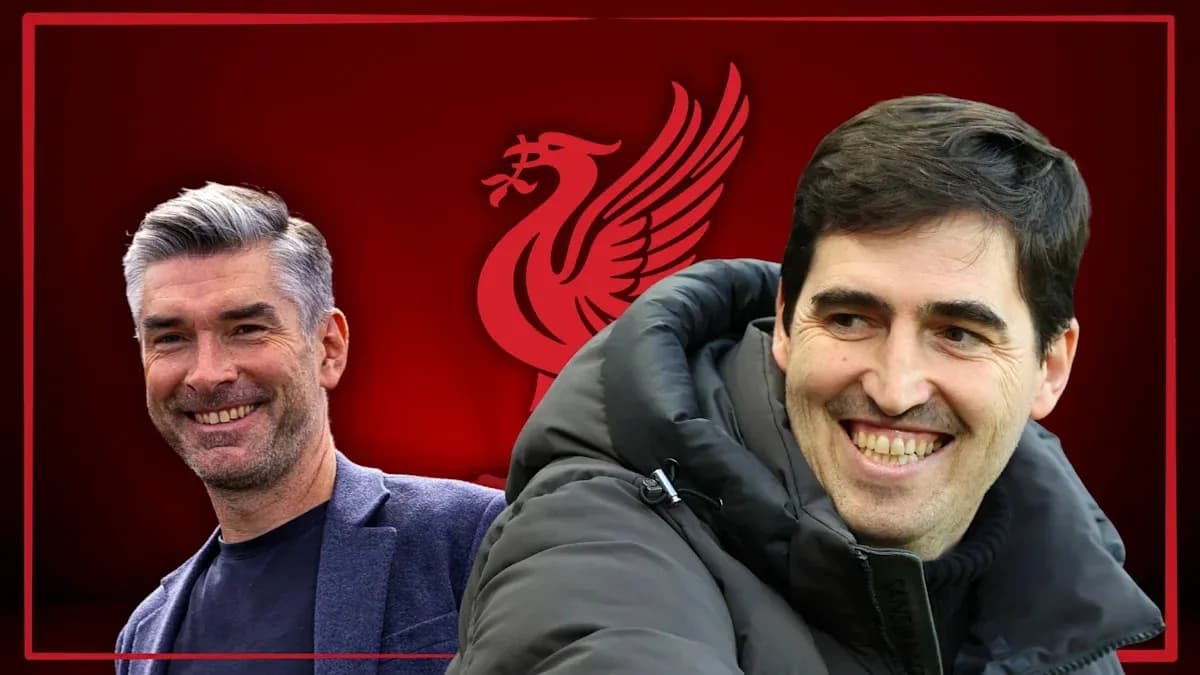 Entrenadores sonriendo con logo de Liverpool de fondo
