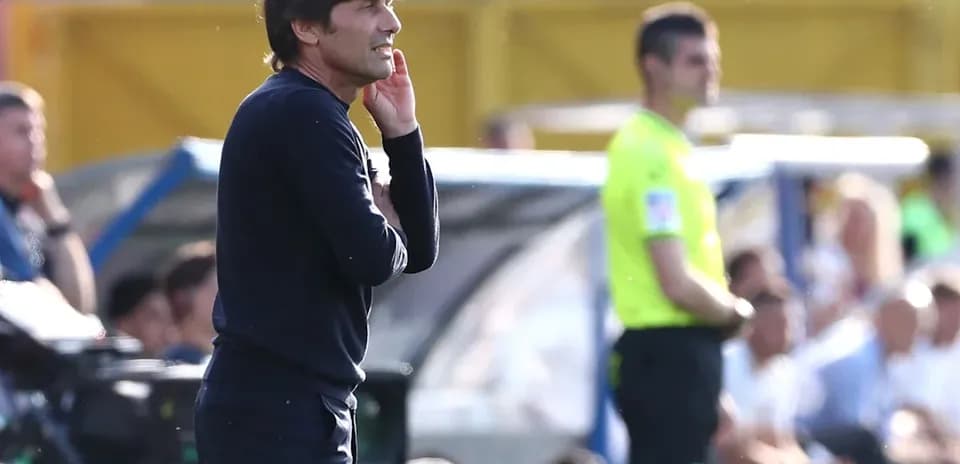 Entrenador observando el juego desde la línea de banda