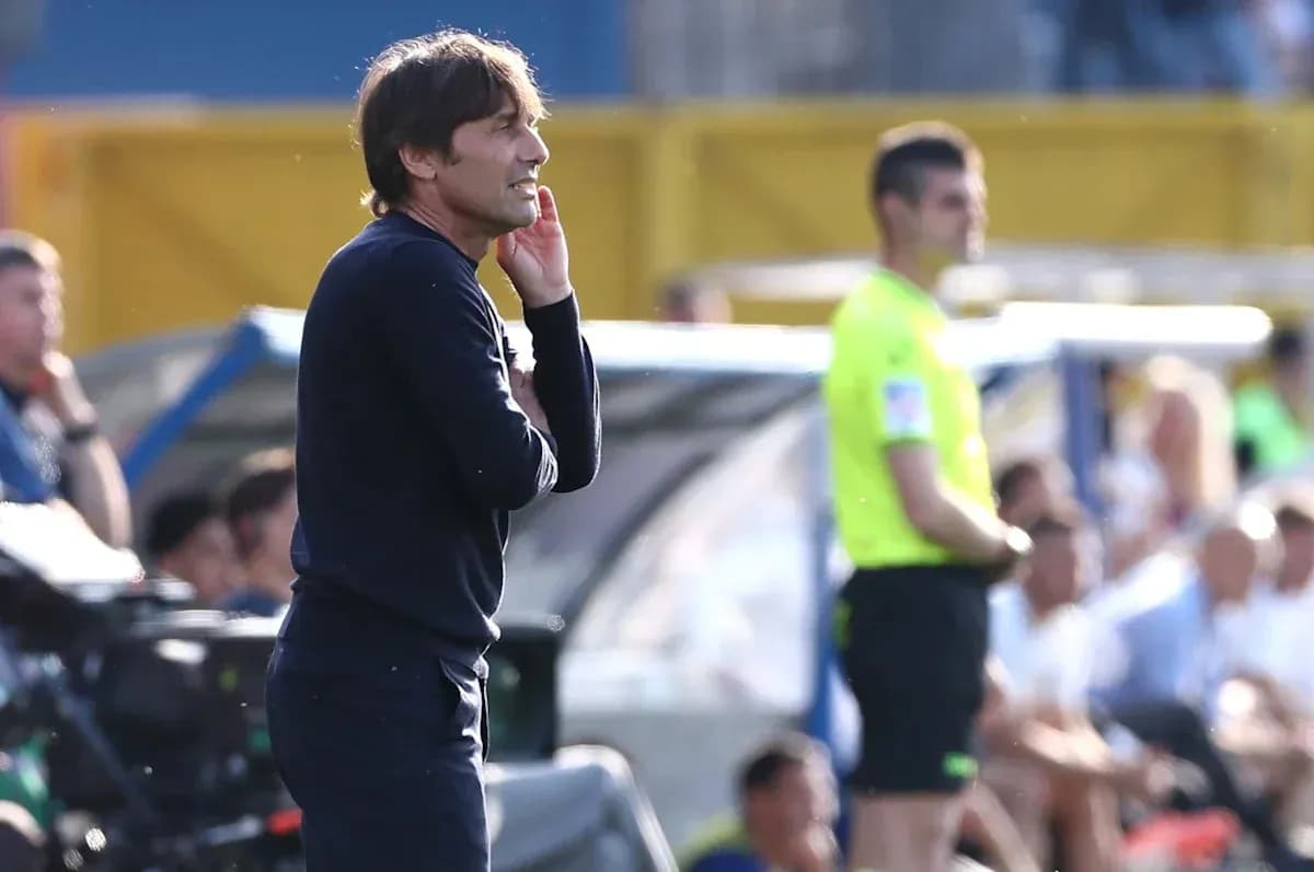 Entrenador observando el juego desde la línea de banda