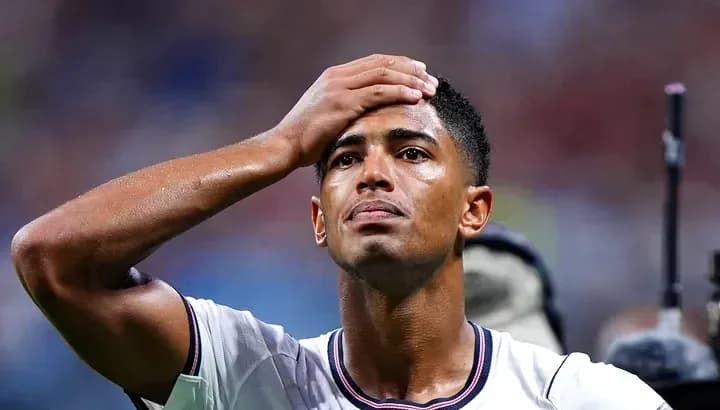Jugador sosteniendo la cabeza tras una derrota
