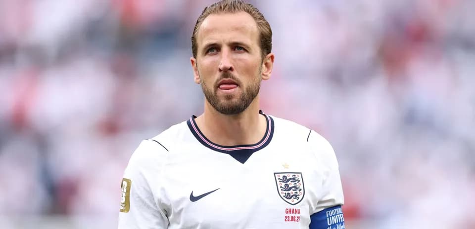 Jugador de Inglaterra en partido con camiseta blanca