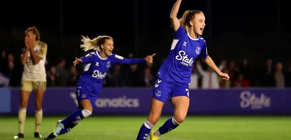 Jugadora de Everton celebra un gol