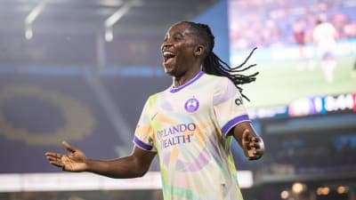 Jugadora celebrando en partido de fútbol