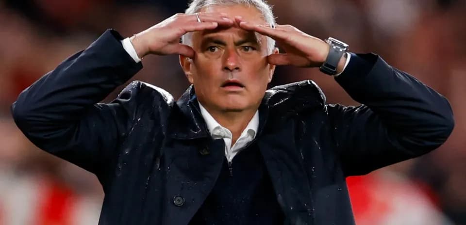 Entrenador observando el juego desde la línea de banda