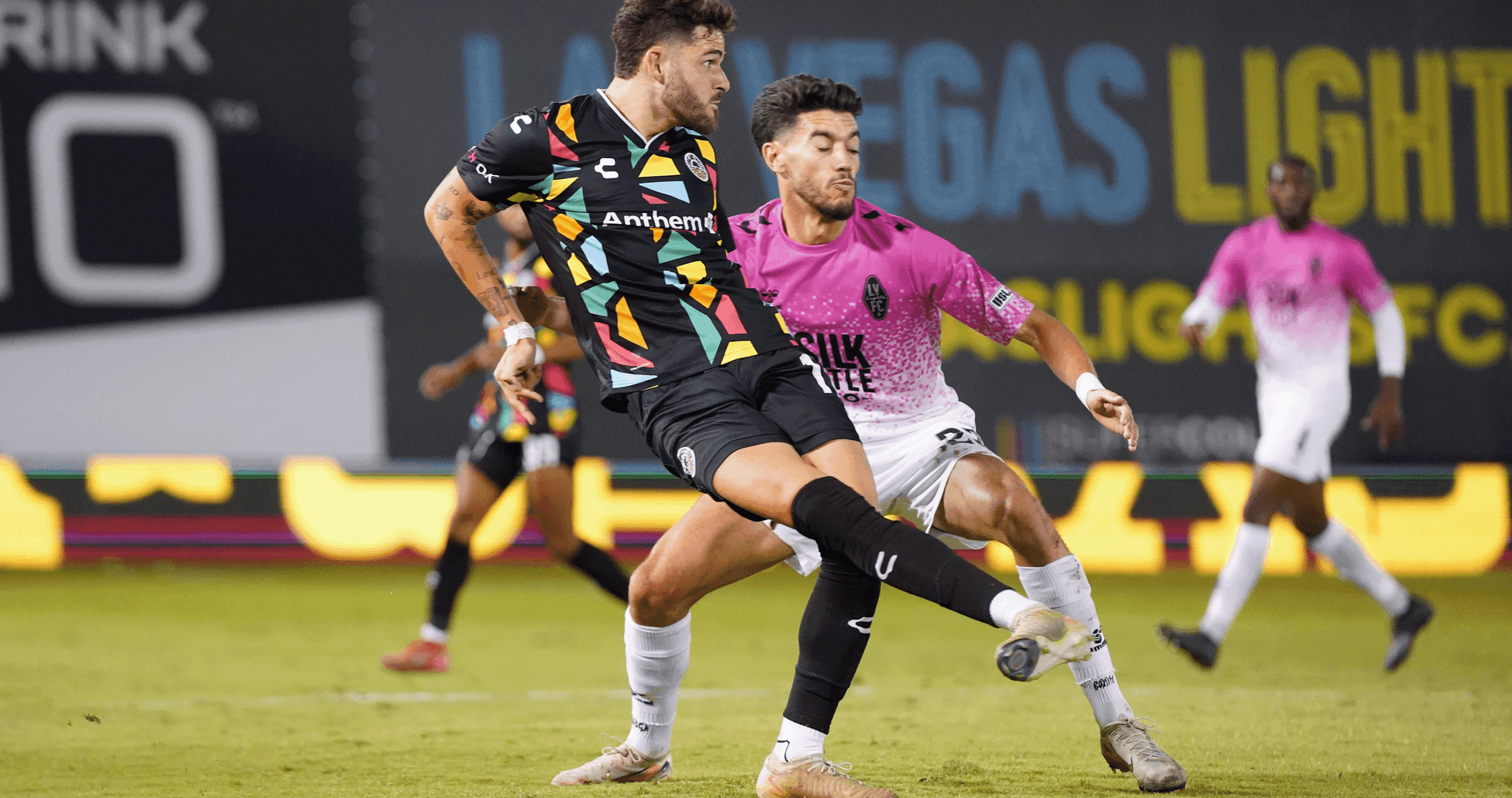 Jugadores de Las Vegas Lights y Oakland Roots en acción