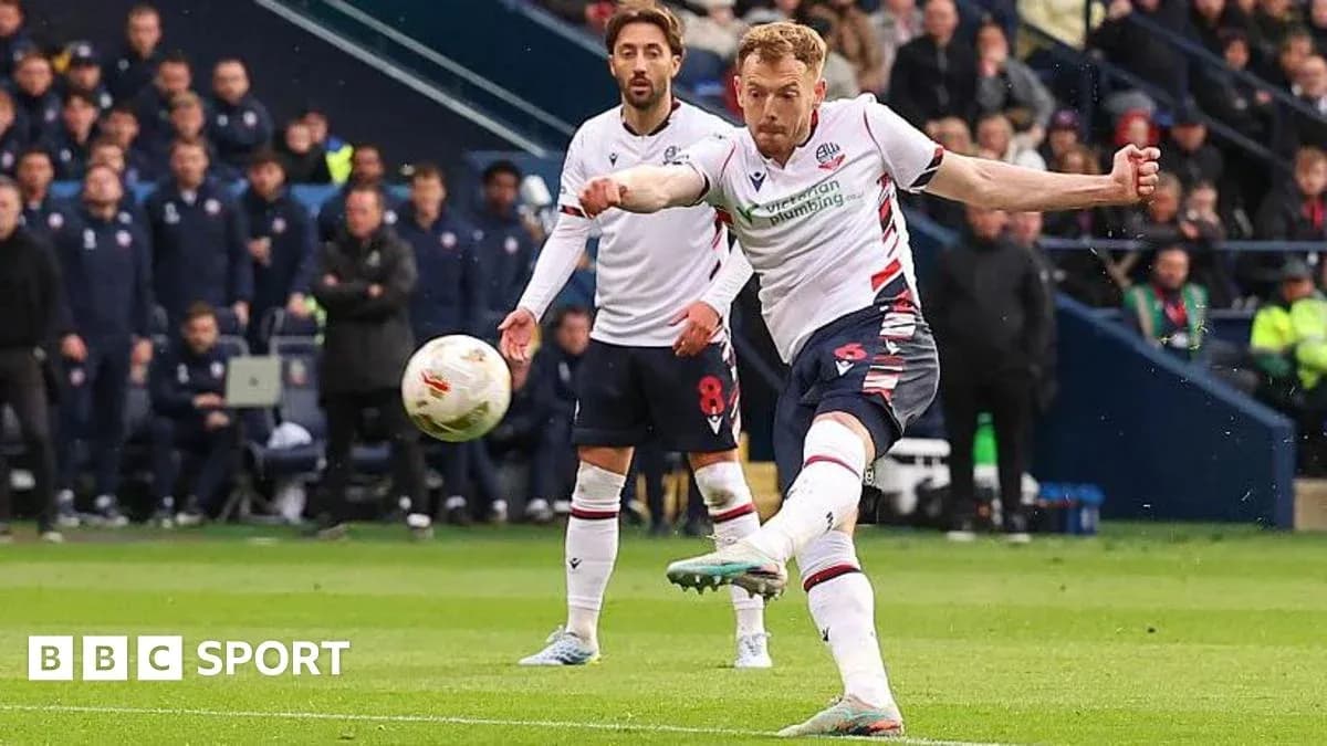 Jugador pateando el balón durante un partido