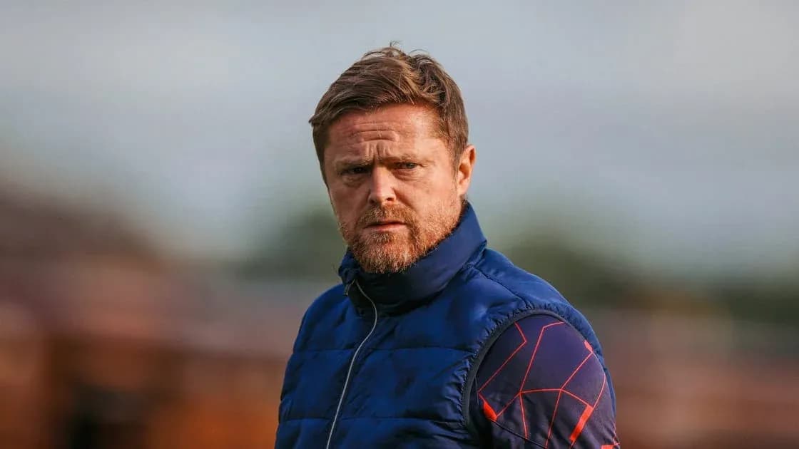 Entrenador observando el entrenamiento del equipo