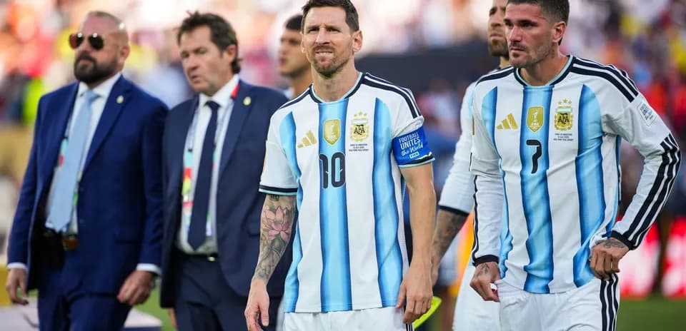 Jugadores de Argentina saliendo del campo tras el partido