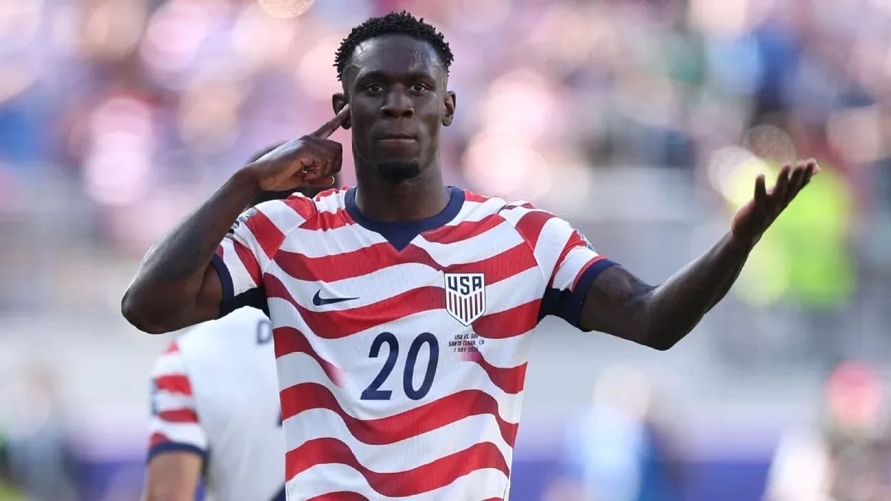 Jugador de Estados Unidos señalando durante un partido