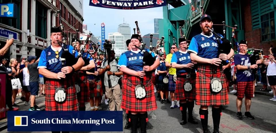 Músicos de gaitas desfilando frente a Fenway Park
