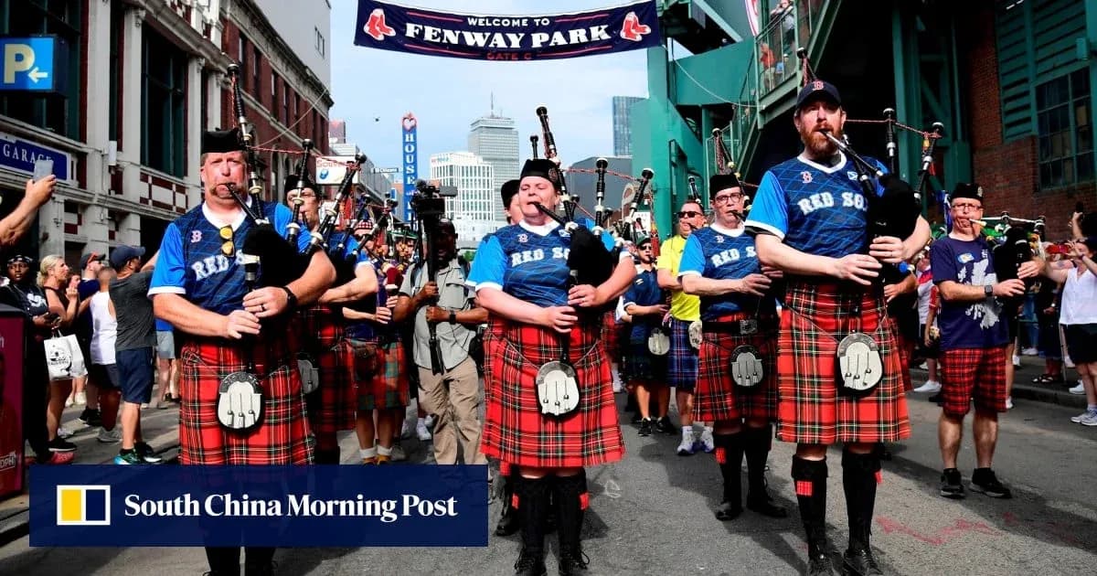 Músicos de gaitas desfilando frente a Fenway Park