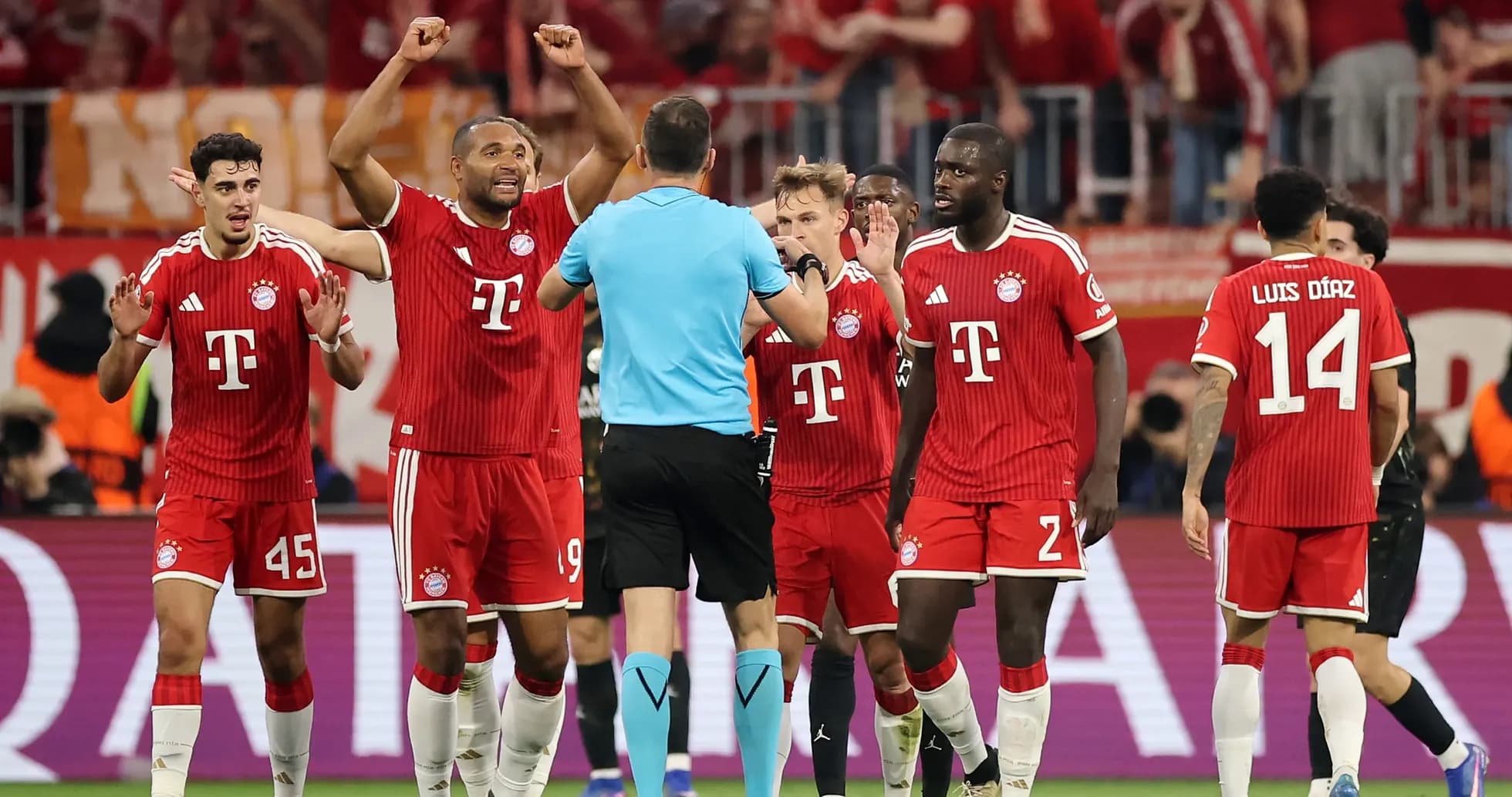Jugadores de Bayern München protestando al árbitro