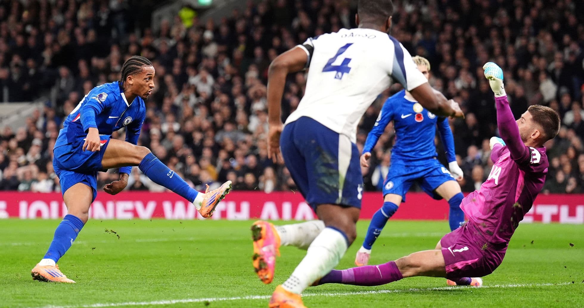 Jugador de Chelsea chutando contra el portero