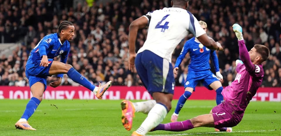 Jugador de Chelsea chutando contra el portero