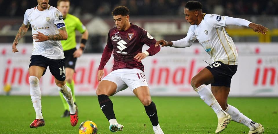 Jugadores de Cagliari y Torino disputando el balón
