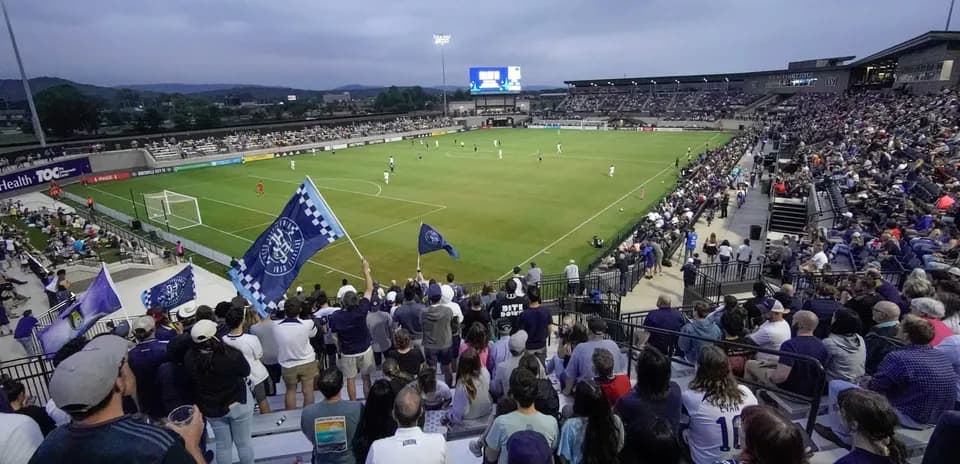 Aficionados animando durante el partido de fútbol