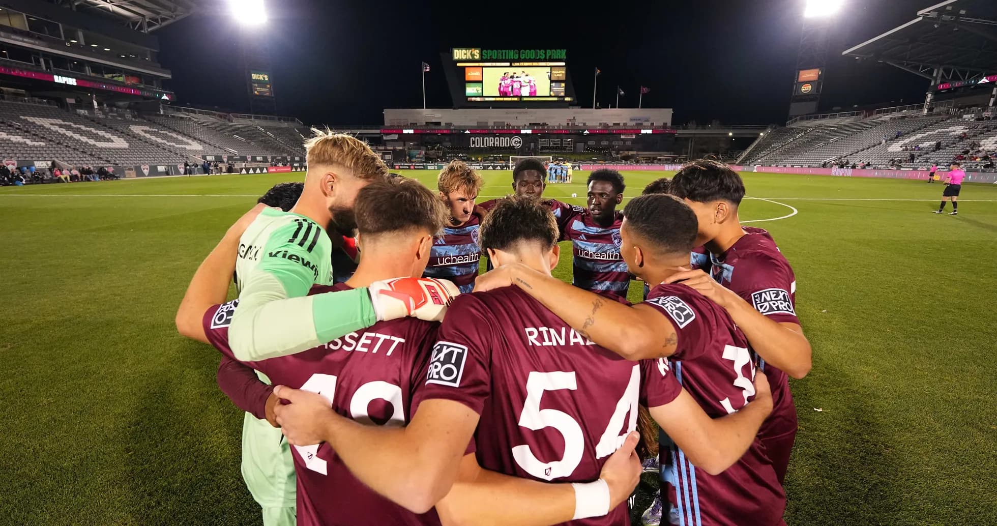 Equipo de Colorado Rapids II en huddle