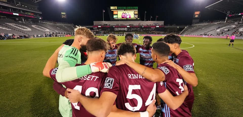 Equipo de Colorado Rapids II en huddle