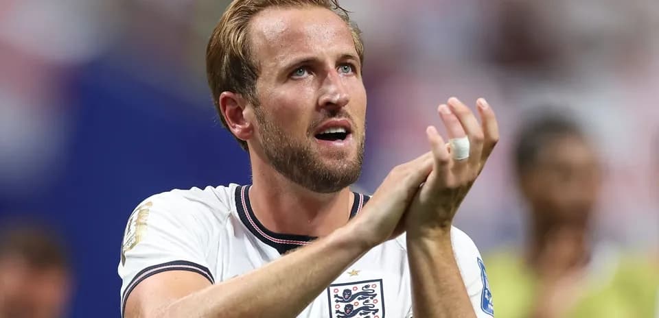 Jugador de Inglaterra aplaudiendo tras el partido
