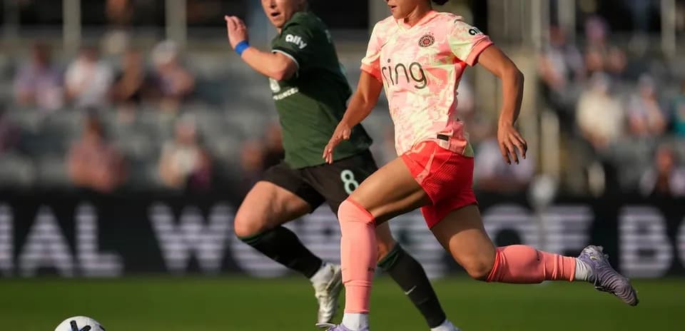 Jugadora de Portland Thorns corriendo tras el balón