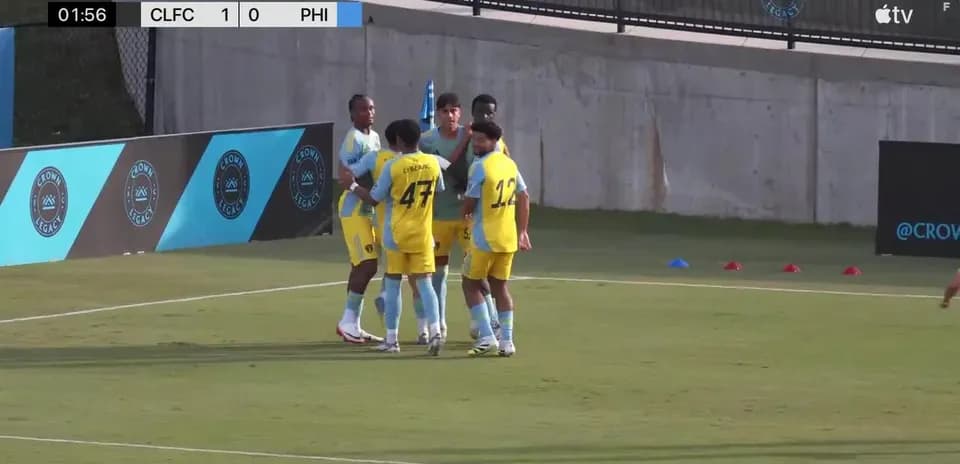 Jugadores celebrando un gol de Crown Legacy