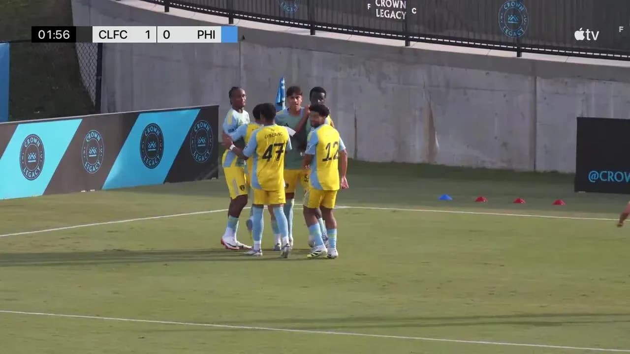 Jugadores celebrando un gol de Crown Legacy