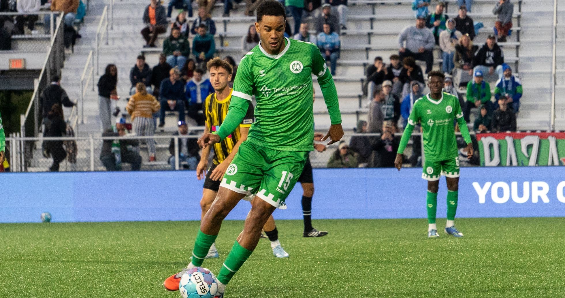 Jugador de Hartford Athletic en acción durante el partido