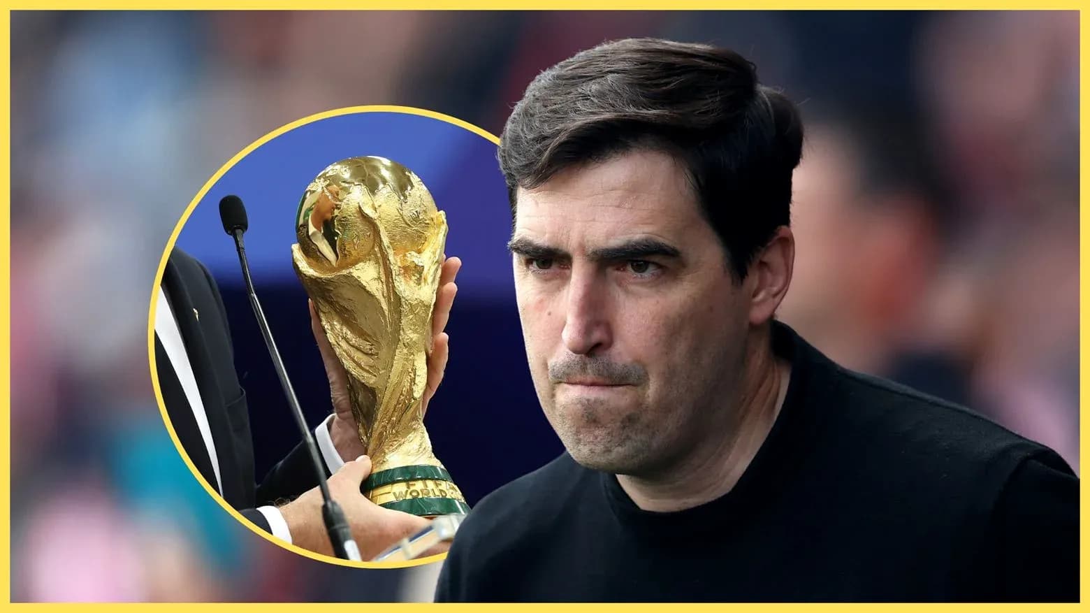 Entrenador mirando la Copa del Mundo en evento