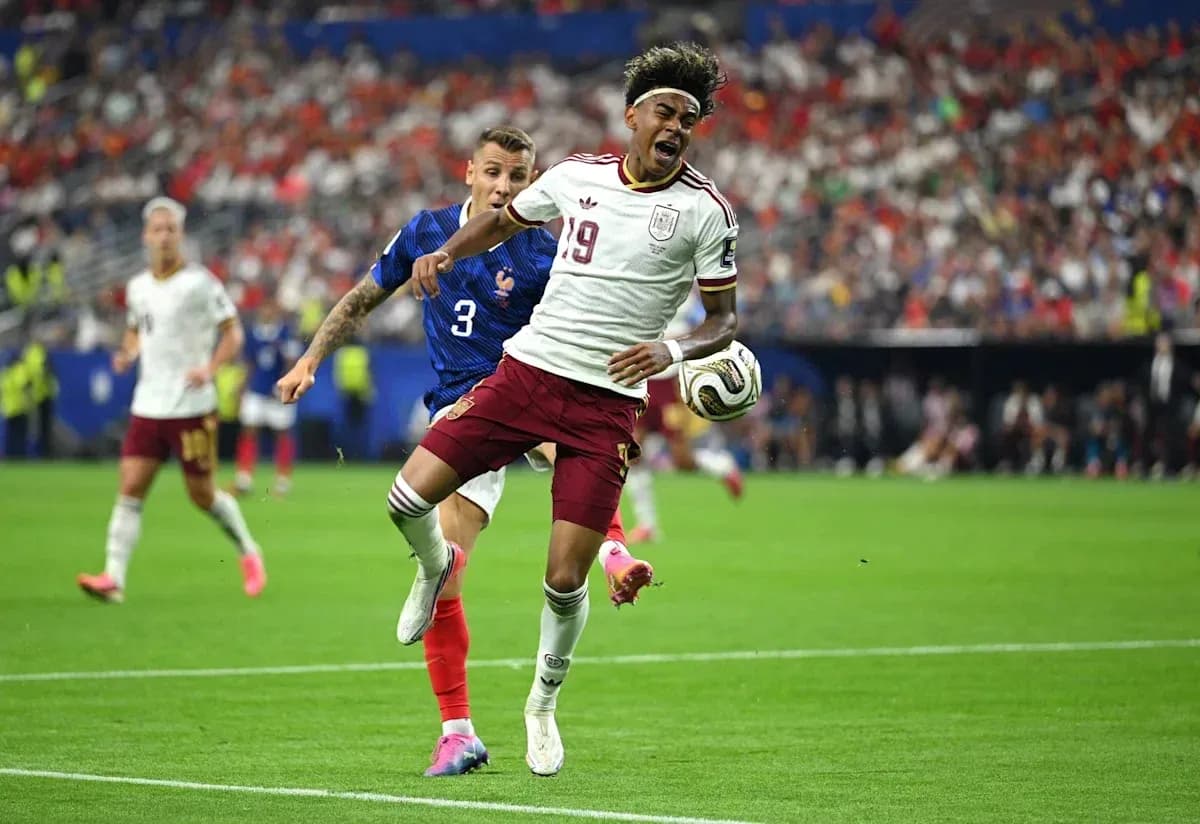 Jugador de España siendo derribado por defensor francés