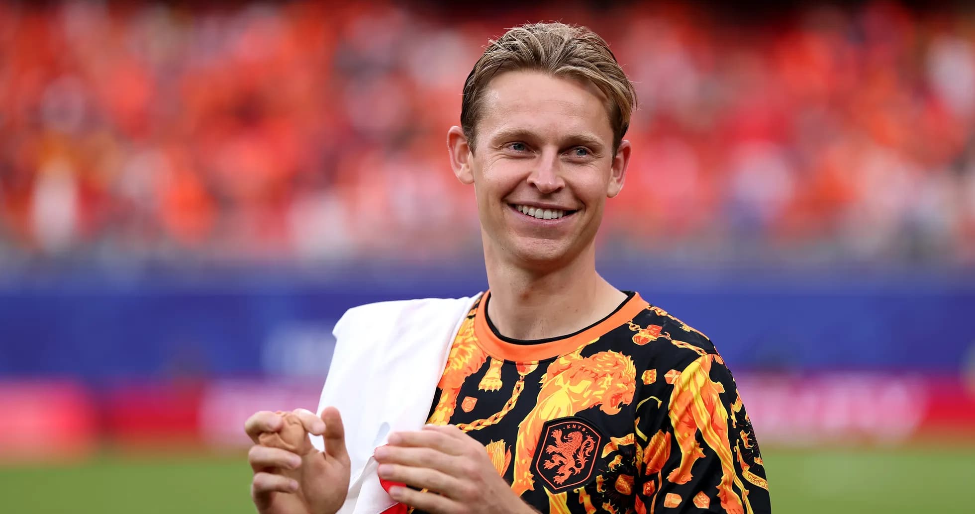 Jugador sonriendo en el campo con camiseta colorida