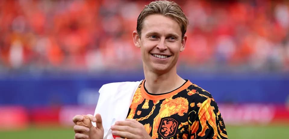 Jugador sonriendo en el campo con camiseta colorida
