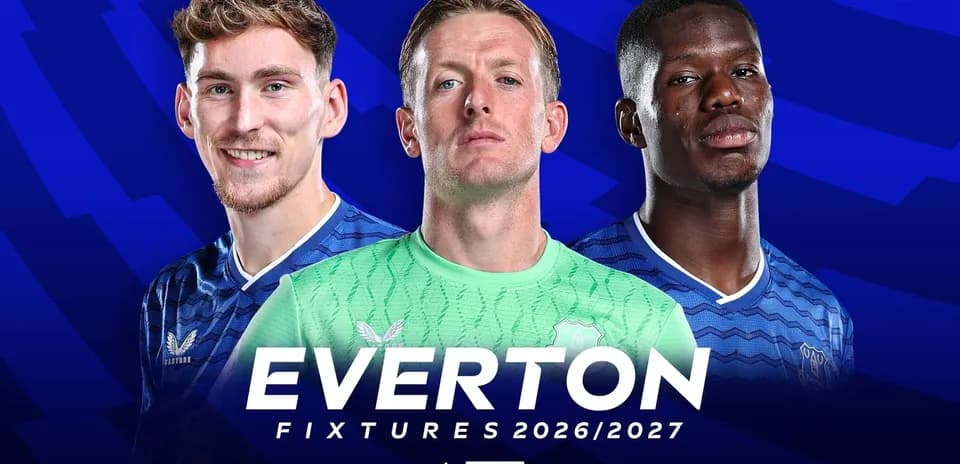 Tres jugadores de Everton con equipaciones azules y verdes