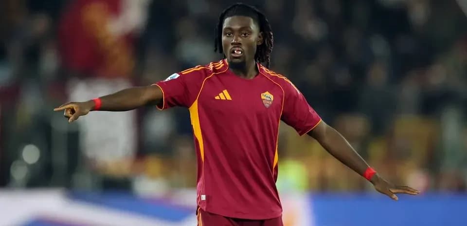 Jugador de AS Roma señalando durante el partido
