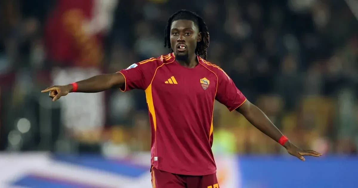 Jugador de AS Roma señalando durante el partido