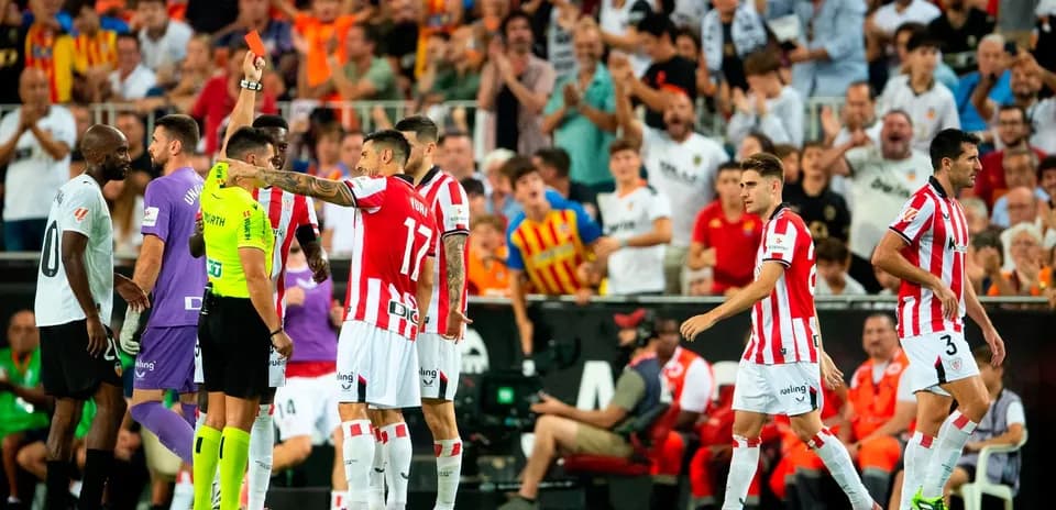 Jugador de Athletic Club recibe tarjeta roja